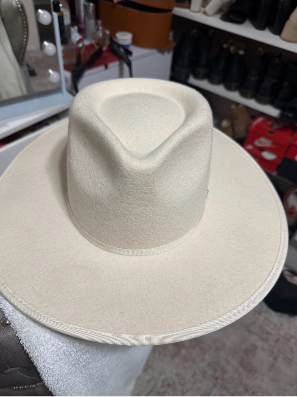 Olive and Pique Felt hat in cream like new